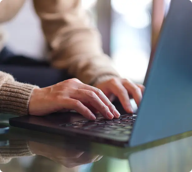 Equipo trabajando en una notebook